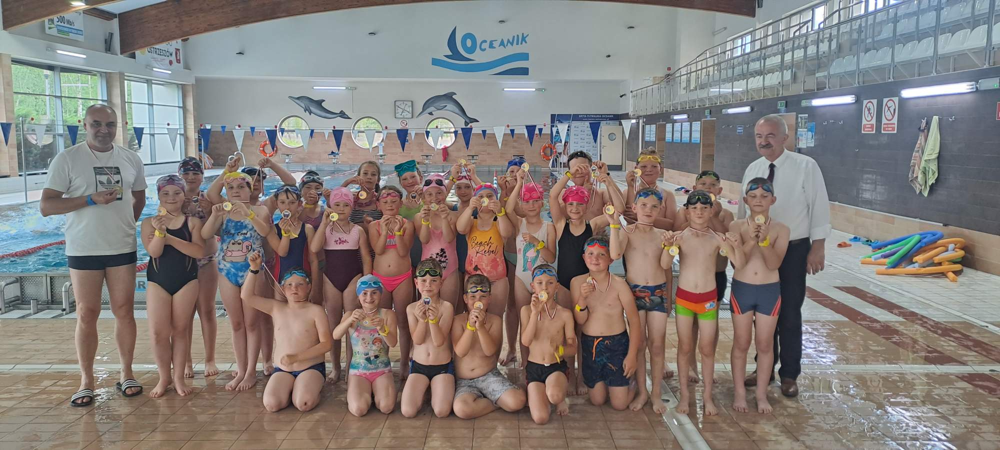 kurs nauki pływania prowadzony na basenie krytej pływalni w Ostrzeszowie