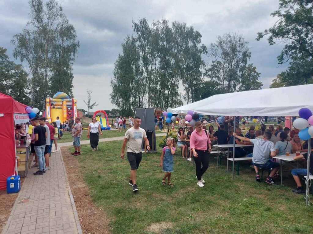 Mieszkańcy Kaliszkowic Ołobockich świętowali w minioną niedzielę zebrane w tym roku plony podczas festynu rodzinnego.