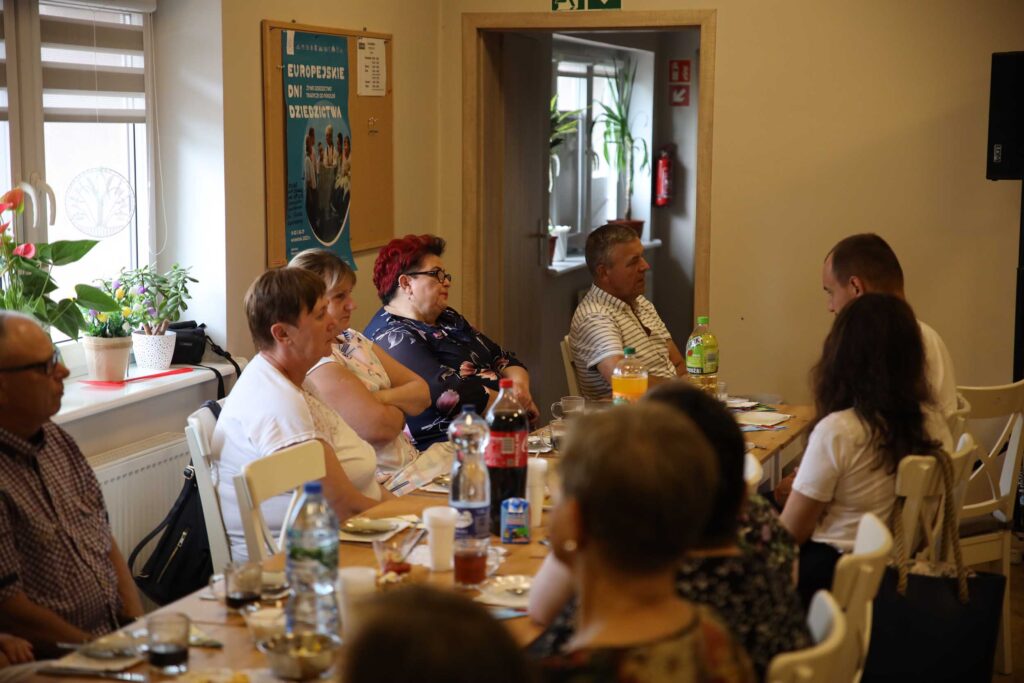 Koniec lata ze Stowarzyszeniem na Rzecz Osób Niepełnosprawnych „Razem” w Klubie Seniora w Mikstacie