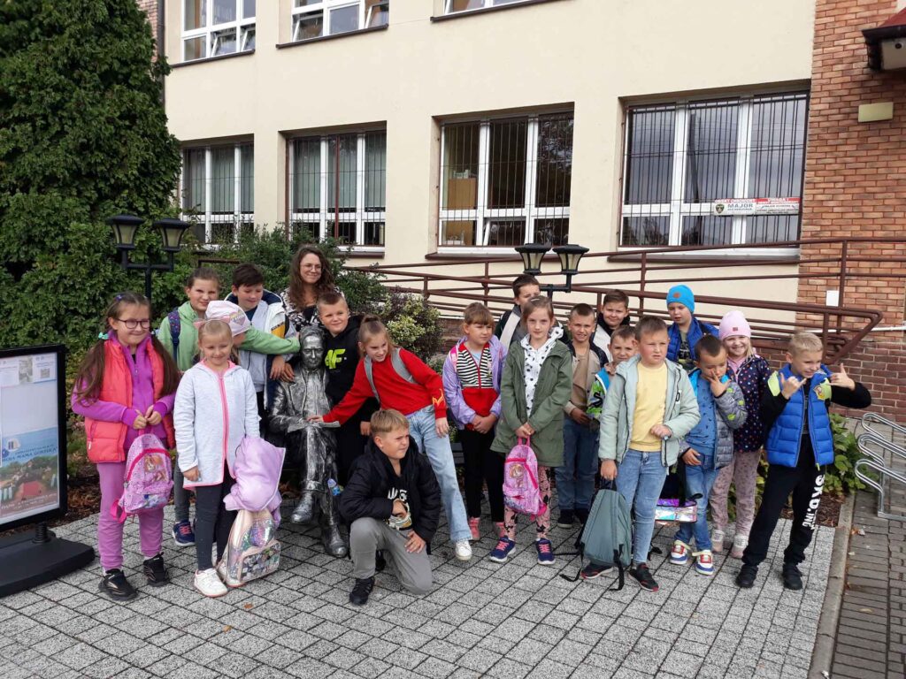 uczniowie klas I-III Szkoły Podstawowej z oddziałem przedszkolnym w Kaliszkowicach Ołobockich udali się do Centrum Kultury