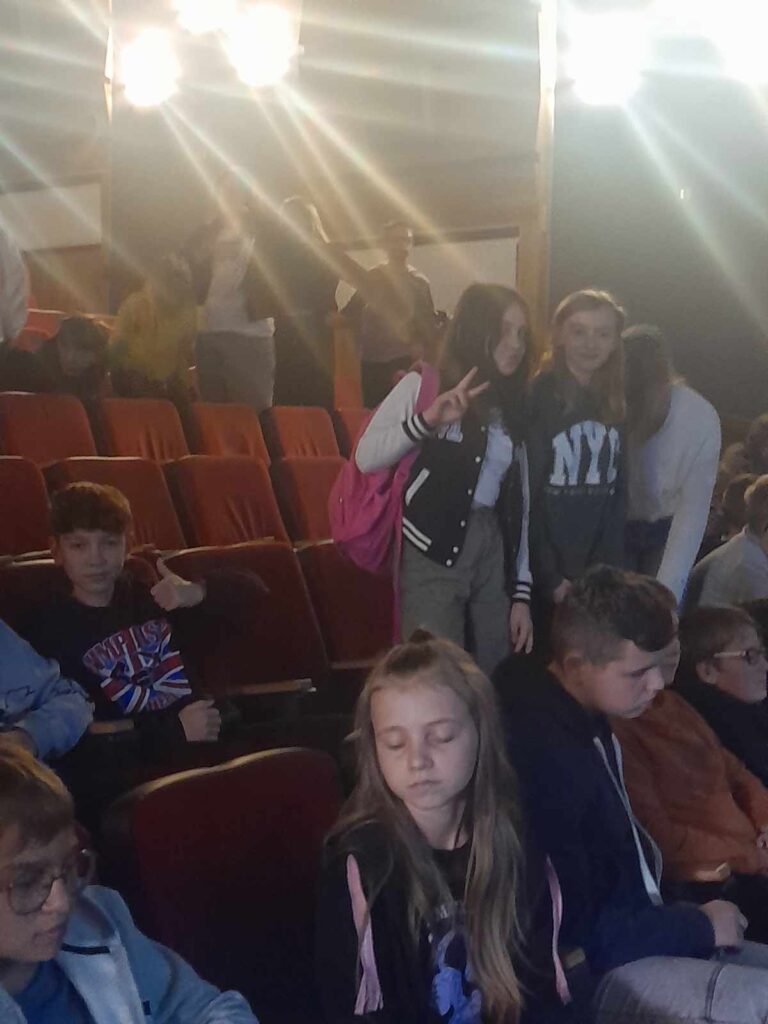 Uczniowie Szkoły Podstawowej z oddziałem przedszkolnym w Kaliszkowicach Ołobockich mieli możliwość obejrzenia dramatu Aleksandra Fredry