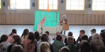 uczniowie w mikstackiej szkole mają okazję oglądać klasyczne sztuki teatralne