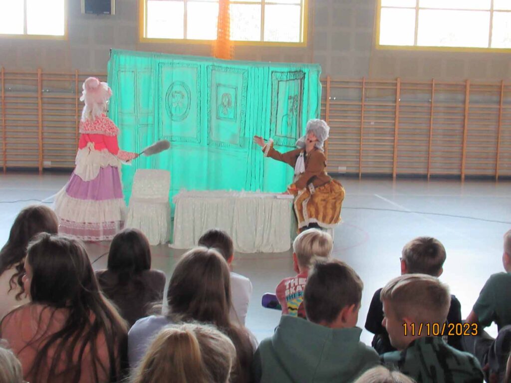 uczniowie w mikstackiej szkole mają okazję oglądać klasyczne sztuki teatralne