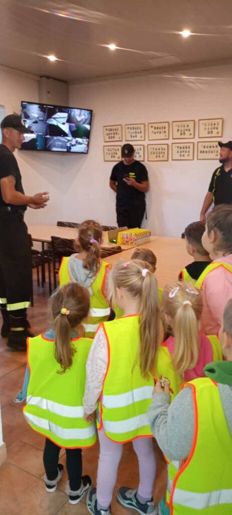 28 września 2023 przedszkolacy wybrali się na wycieczkę do Straży Pożarnej w Kaliszkowicach Kaliskich
