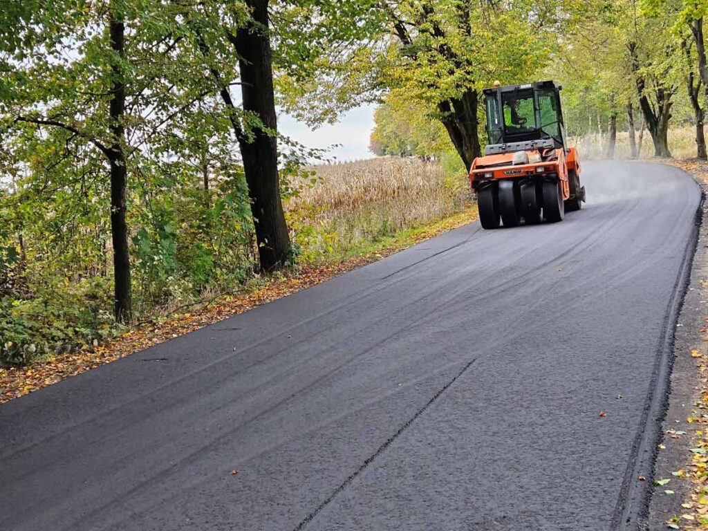 W poniedziałek od rana drogowcy wylewali nowy asfalt na drodze gminnej z Mikstatu do Kaliszkowic Kaliskich