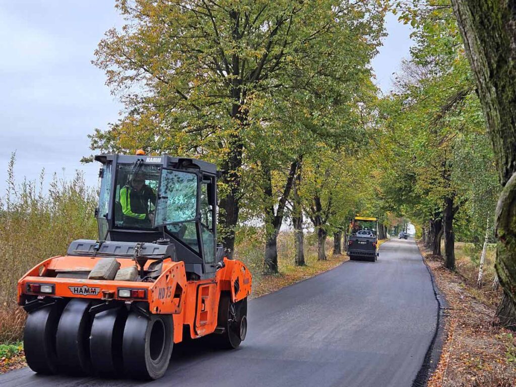 W poniedziałek od rana drogowcy wylewali nowy asfalt na drodze gminnej z Mikstatu do Kaliszkowic Kaliskich