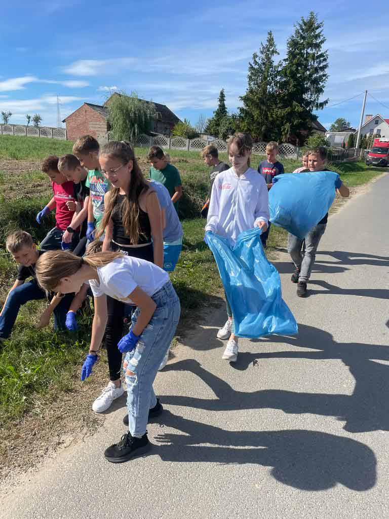 nagroda burmistrza Mikstatu za udział w akcji „Sprzątanie świata 2023” trafiła do Szkoły Podstawowej w Kaliszkowicach Ołobockich.