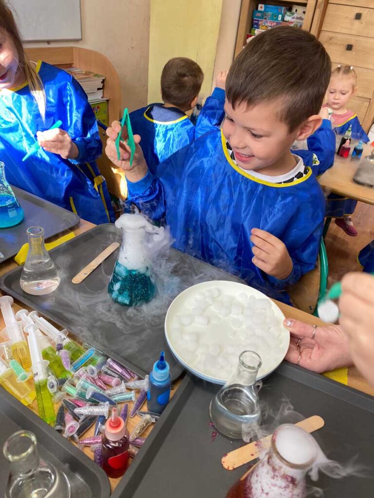 W dniu 07.11.2023r. przedszkolaki miały niezwykłą przyjemność gościć w swojej placówce Akademię Zabaw i Eksperymentów