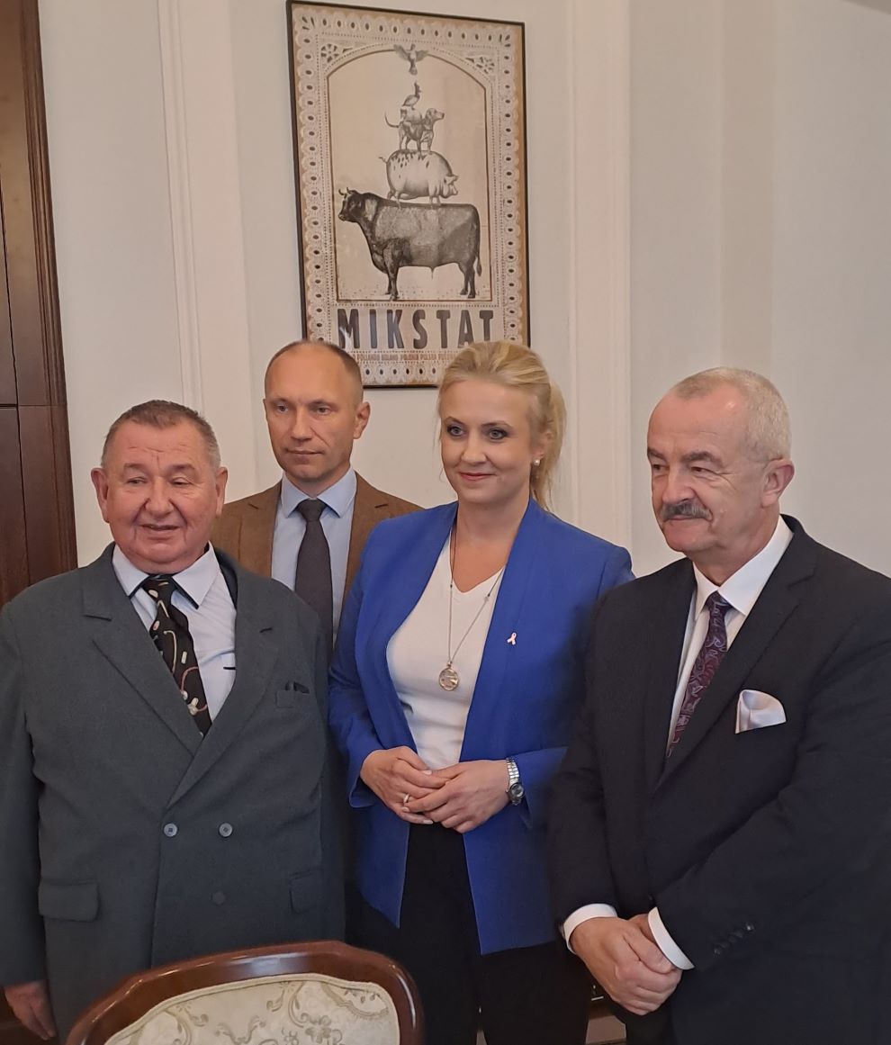 Mikstaczanie w gabinecie ministra zdrowia: Kazimierz Kulikowski, Tomasz Maciejewski, minister Katarzyna Sójka i Henryk Zieliński.    
