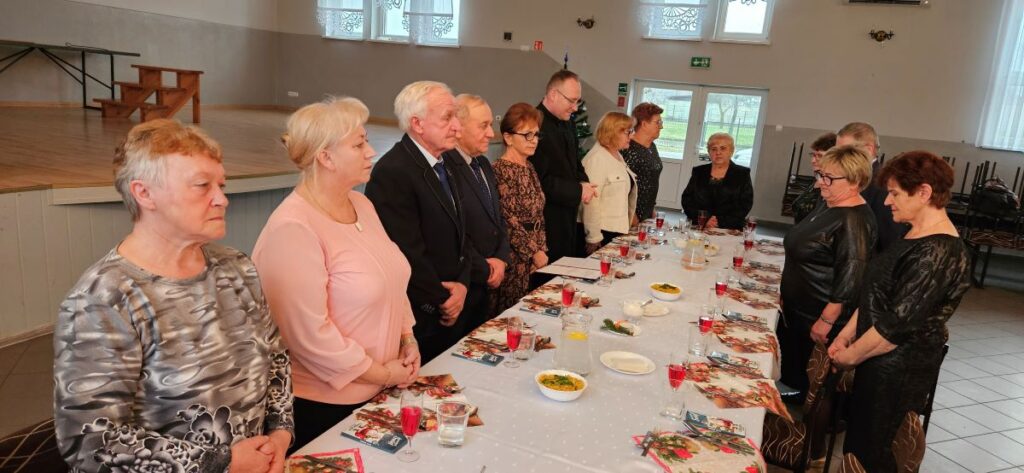 Emeryci z koła Polskiego Związku Emerytów, Rencistów i Inwalidów w Kaliszkowicach Kaliskich spotkali się na tradycyjnym spotkaniu opłatkowym