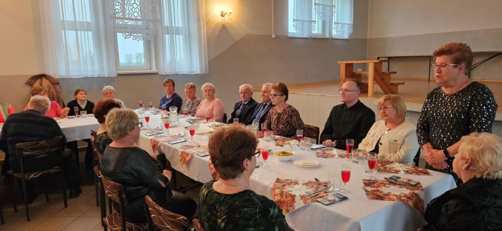 Emeryci z koła Polskiego Związku Emerytów, Rencistów i Inwalidów w Kaliszkowicach Kaliskich spotkali się na tradycyjnym spotkaniu opłatkowym