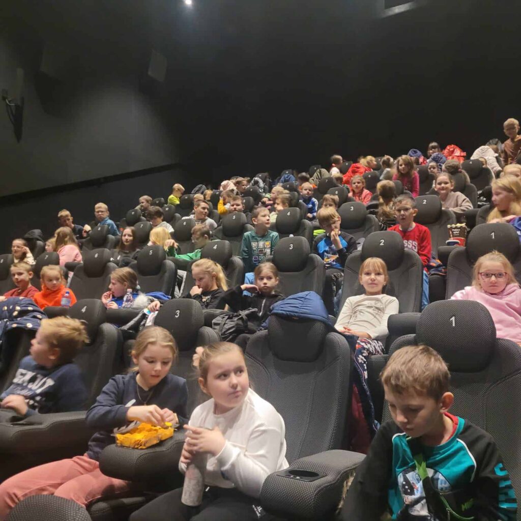 W czwartek 7 grudnia uczniowie naszej szkoły z okazji Mikołajek wybrali się na wycieczkę do kina Helios