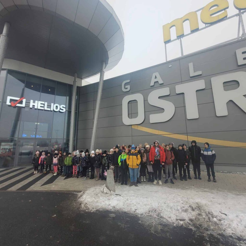 W czwartek 7 grudnia uczniowie naszej szkoły z okazji Mikołajek wybrali się na wycieczkę do kina Helios