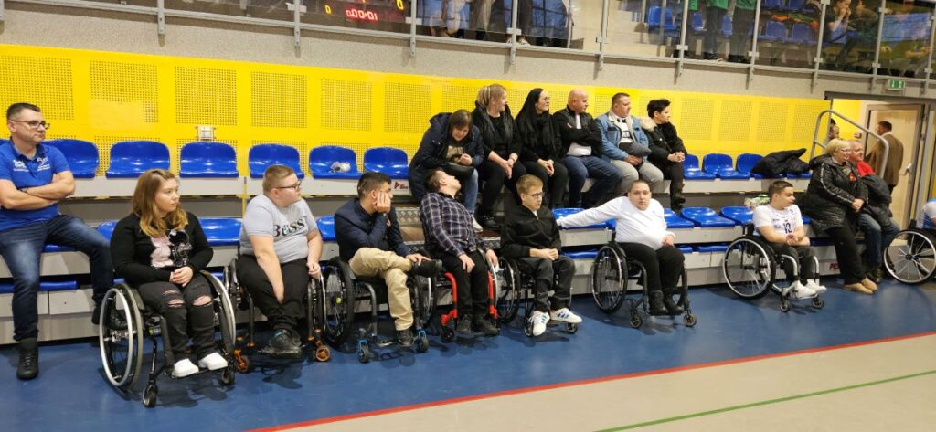 Niezwykły mecz koszykówki na wózkach rozegrali w miniony czwartek przed mikstacką publicznością zawodnicy KSS Mustang Konin.