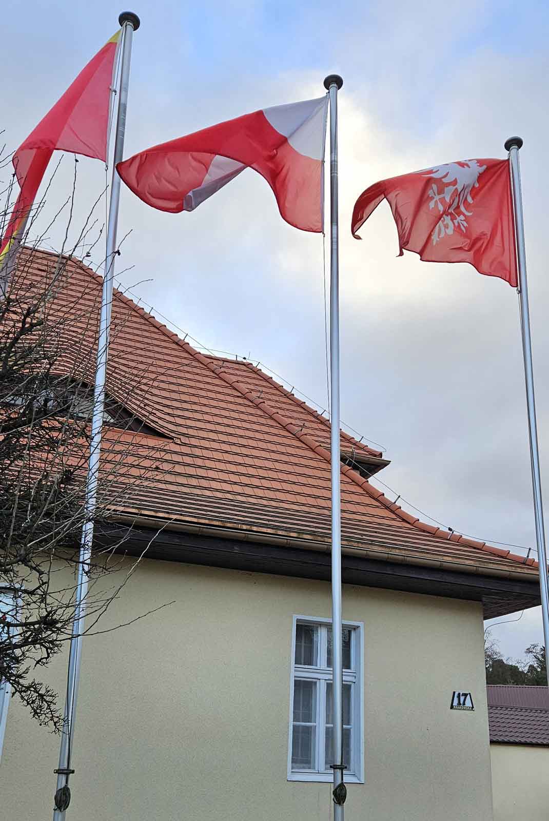 Z okazji 105. rocznicy wybuchu powstania wielkopolskiego przed Urzędem Miasta i Gminy w Mikstacie podniesiono na maszt flagę powstańczą. 