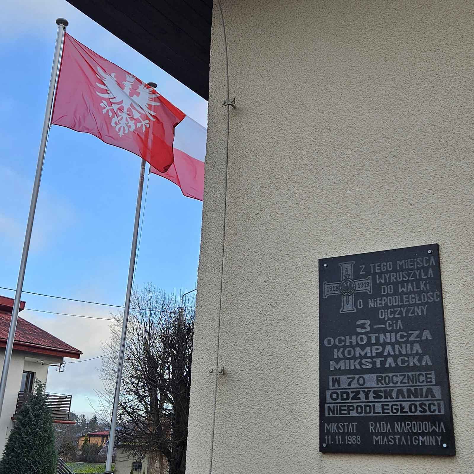 Z okazji 105. rocznicy wybuchu powstania wielkopolskiego przed Urzędem Miasta i Gminy w Mikstacie podniesiono na maszt flagę powstańczą. 