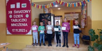 17 listopada, uczniowie klas IV-VIII Szkoły Podstawowej w Kaliszkowicach Ołobockich intensywnie trenowali mnożenie