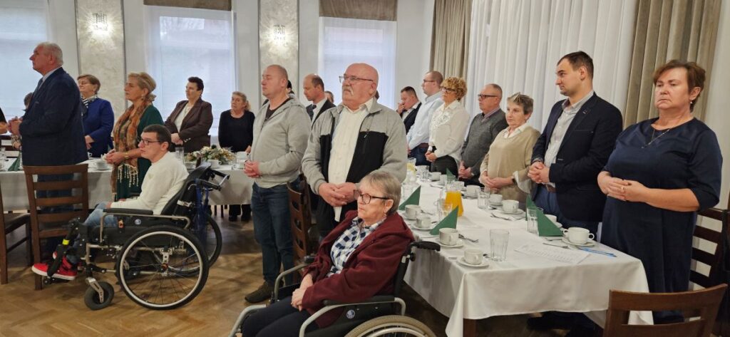 Spotkanie wigilijne Stowarzyszenia RAZEM i Klubu Senior + na Zielonym Wzgórzu w Mikstacie
