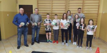 Uczniowie Szkoły Podstawowej w Kaliszkowicach Ołobockich otrzymali nowy sprzęt sportowy
