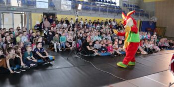 w hali widowiskowo sportowej w Mikstacie wystąpił zaprzyjaźniony i wszystkim dzieciom dobrze znany „Kabaret Bzik Show”