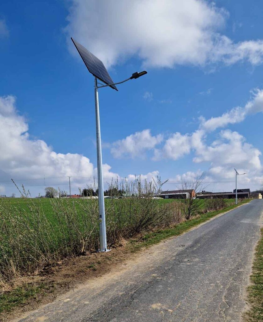 Od początku bieżącego tygodnia nowe osiedle w Komorowie wieczorem oświetlają cztery nowoczesne i energooszczędne lampy solarne.