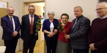 burmistrz Henryk Zieliński odwiedził Klub Seniora w Mikstacie z wielkim bukietem kolorowych tulipanów