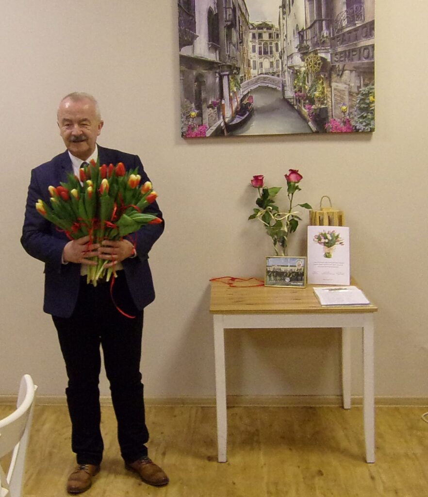 burmistrz Henryk Zieliński odwiedził Klub Seniora w Mikstacie z wielkim bukietem kolorowych tulipanów