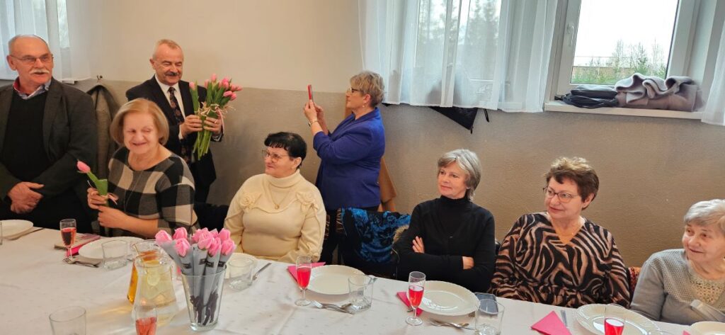 Włodarz Mikstatu wspólnie z Łukaszem Dybulem i Tomaszem Maciejewskim złożyli paniom najlepsze życzenia z okazji Międzynarodowego Dnia Kobiet