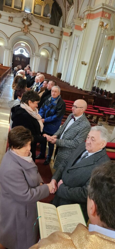 Teraz po 25, 50, 55 i 60 latach odnowili swoją przysięgę małżeńską przed ołtarzem i urzędem.