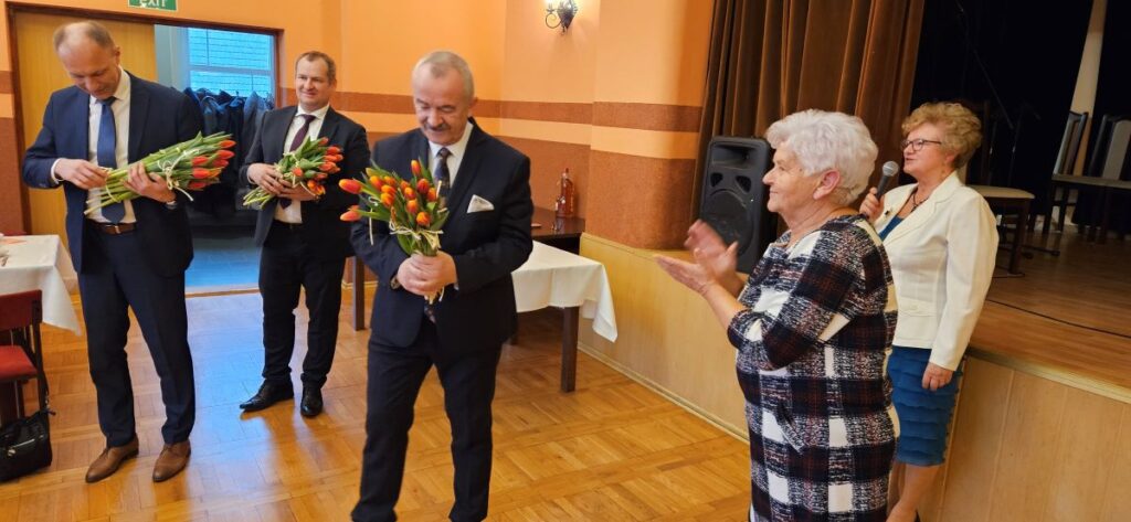 Życzenia paniom złożyli samorządowcy: Henryk Zieliński, Łukasz Dybul i Tomasz Maciejewski.