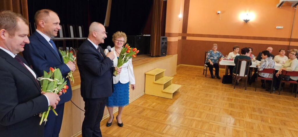 Życzenia paniom złożyli samorządowcy: Henryk Zieliński, Łukasz Dybul i Tomasz Maciejewski.