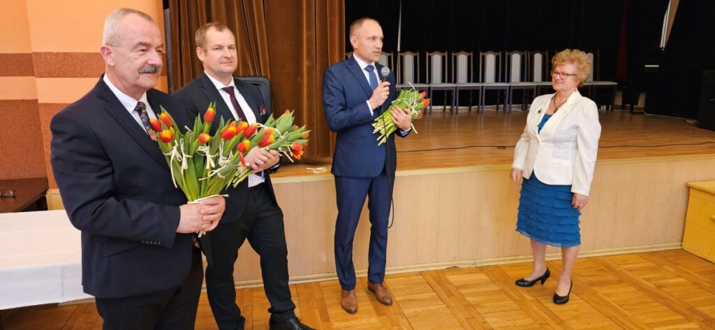 Życzenia paniom złożyli samorządowcy: Henryk Zieliński, Łukasz Dybul i Tomasz Maciejewski.