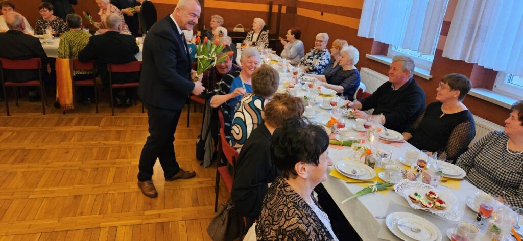 Życzenia paniom złożyli samorządowcy: Henryk Zieliński, Łukasz Dybul i Tomasz Maciejewski.