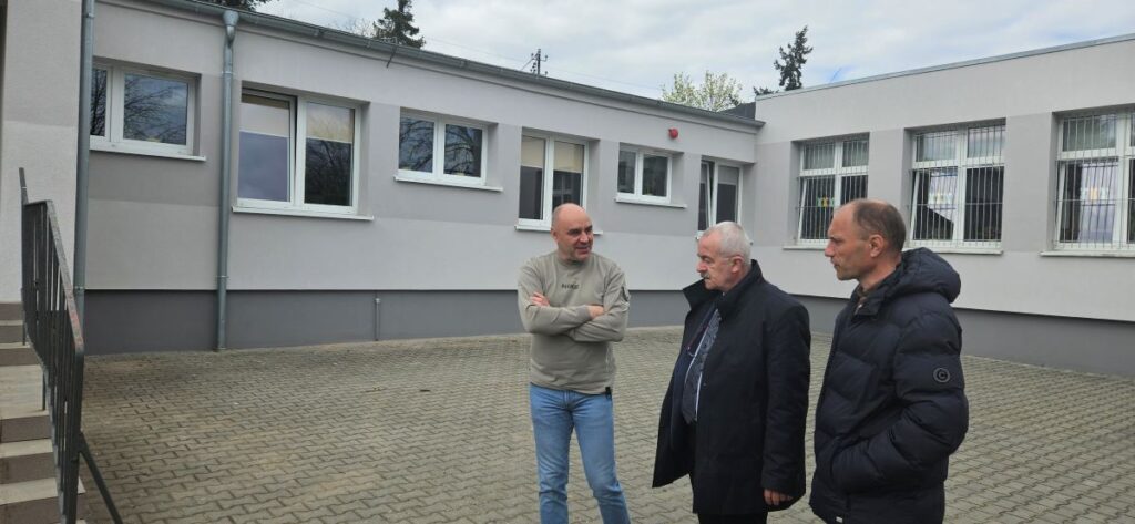 Burmistrz Henryk Zieliński i kierownik Tomasz Maciejewski sprawdzali jakość wykonanej termomodernizacji w obecności Rafała Kałążnego, dyrektora szkoły.