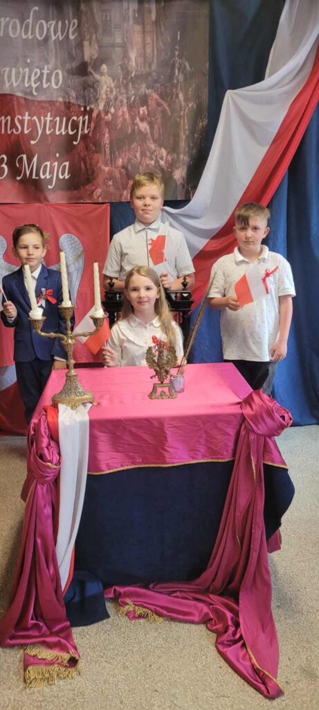 Apel z okazji Rocznicy Uchwalenia Konstytucji 3 Maja w Szkole Podstawowej w Biskupicach Zabarycznych