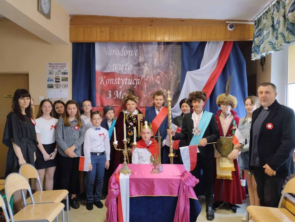 Apel z okazji Rocznicy Uchwalenia Konstytucji 3 Maja w Szkole Podstawowej w Biskupicach Zabarycznych