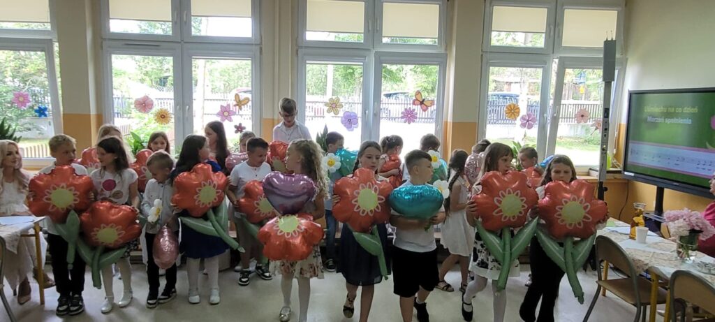 Dnia 24 maja 2024 roku w naszej szkole odbyła się uroczystość z okazji Dnia Matki