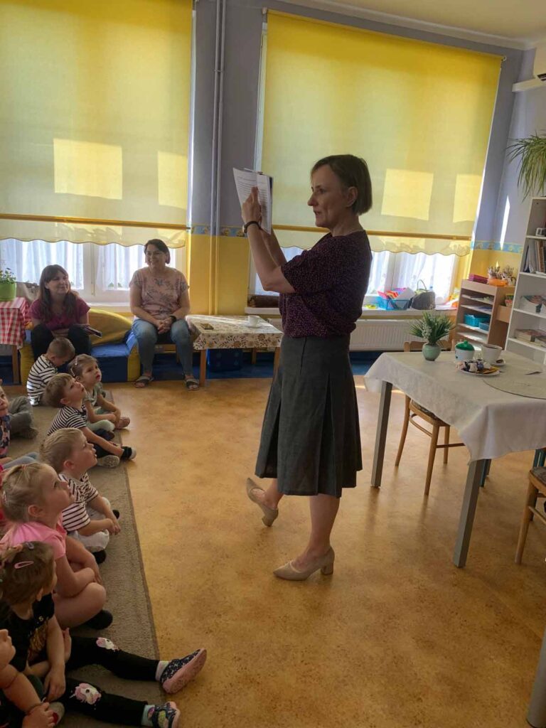 16 maja 2024r. dzieci przedszkolne miały okazję uczestniczyć w spotkaniu autorskim z panią Magdaleną Zarębską, która jest autorką książek dla dzieci i młodzieży.