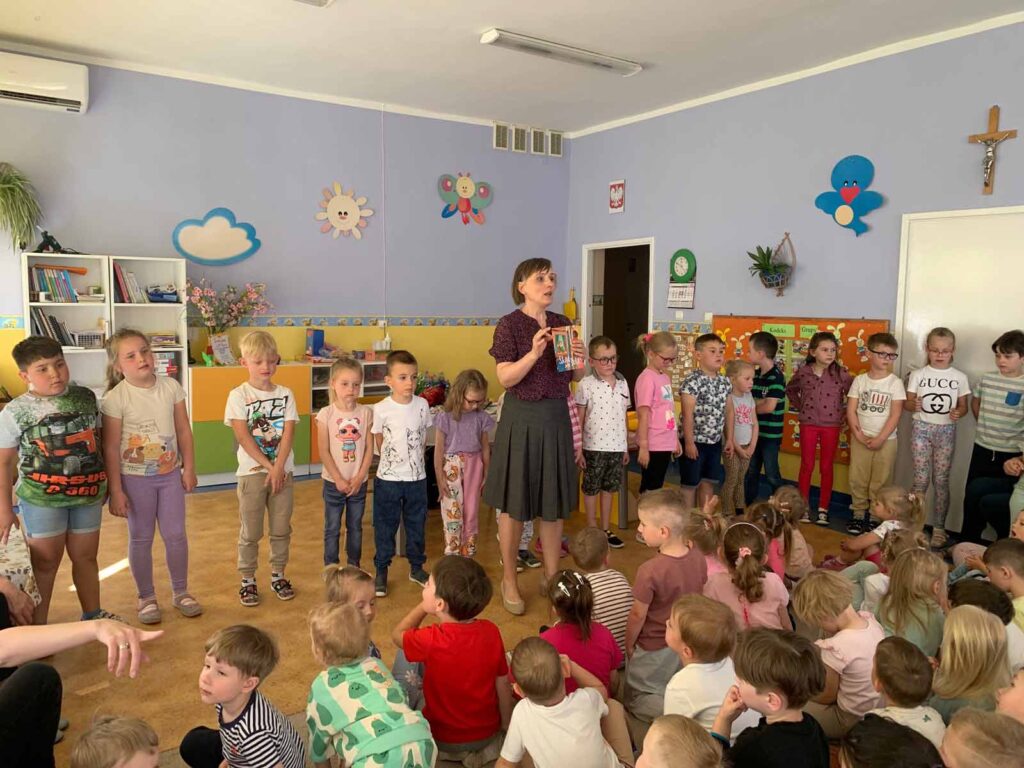 16 maja 2024r. dzieci przedszkolne miały okazję uczestniczyć w spotkaniu autorskim z panią Magdaleną Zarębską, która jest autorką książek dla dzieci i młodzieży.