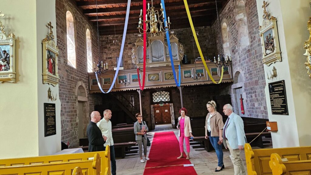 Najstarszy w naszej gminie zabytek, kościół romański z XII wieku w Kotłowie zyska nową podłogę i elewację