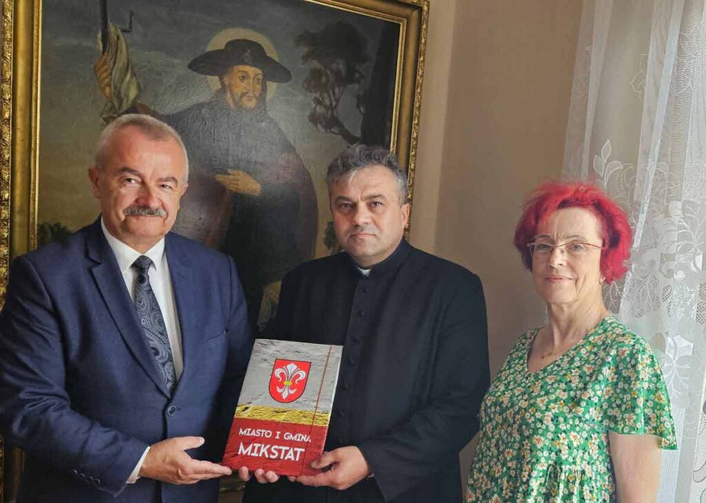 Samorząd mikstacki przekazał Parafii Rzymskokatolickiej pw. Świętej Trójcy w Mikstacie 396 tys. 60 zł