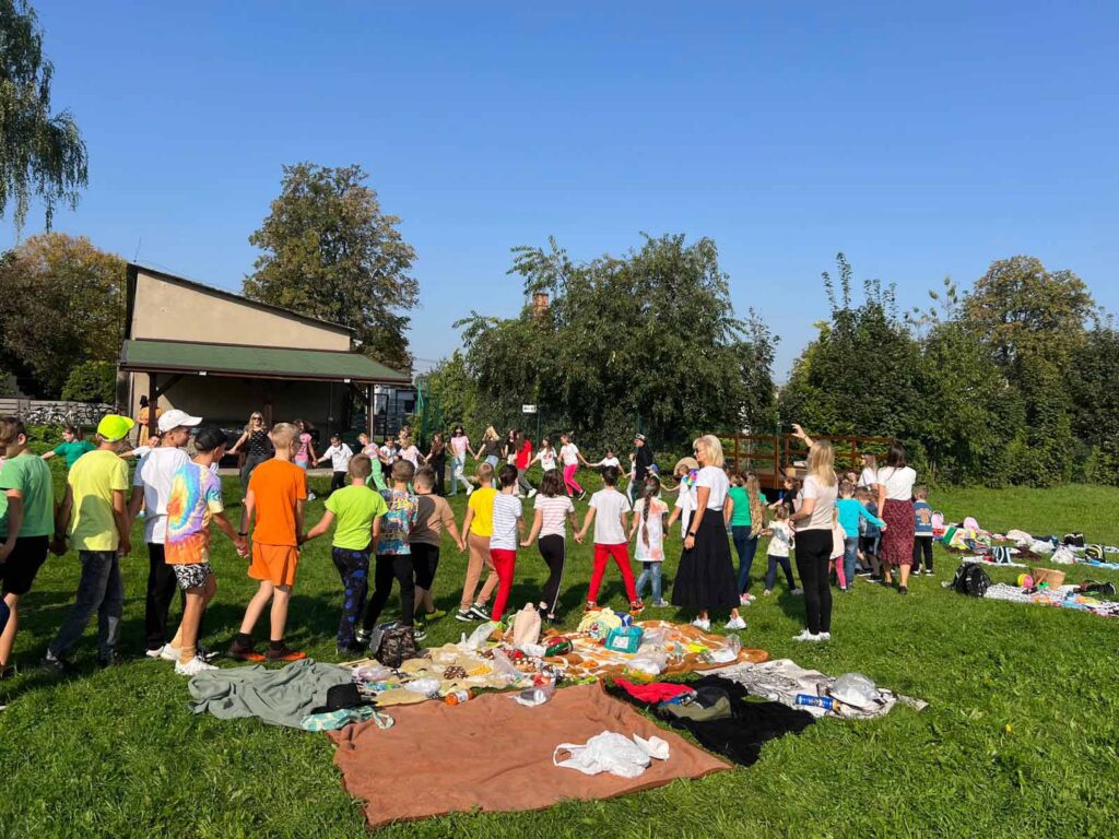 18 września w naszej szkole pożegnaliśmy lato w wyjątkowy sposób w formie pikniku i radośnie przywitaliśmy nadchodzącą jesień.