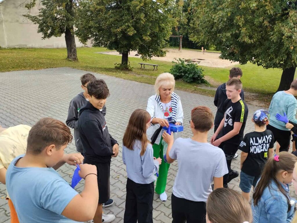 Akcja ,,Sprzątanie świata‘’ w Szkole Podstawowej w Biskupicach Zabarycznych