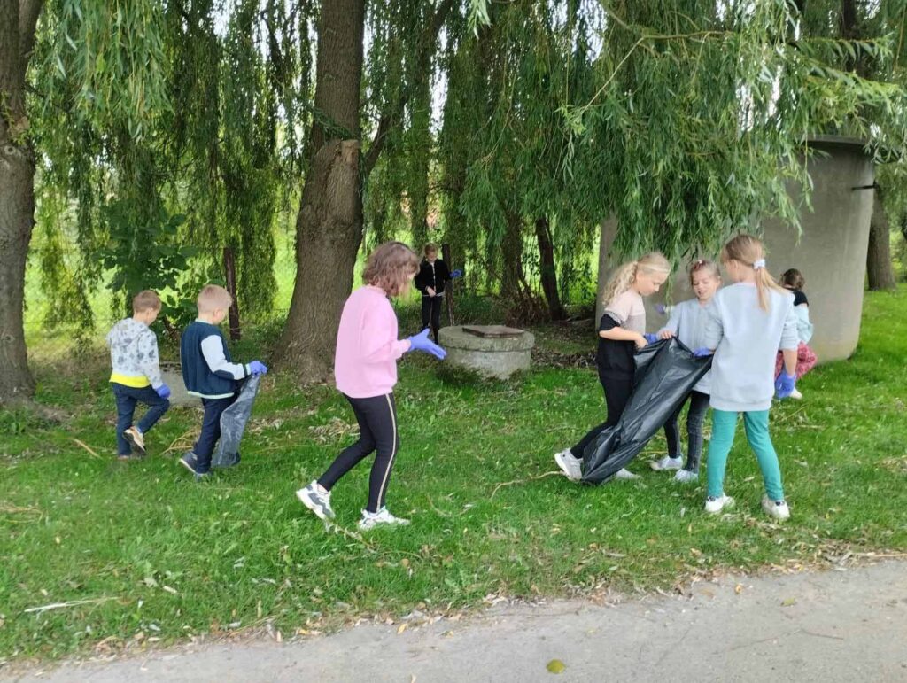 Akcja ,,Sprzątanie świata‘’ w Szkole Podstawowej w Biskupicach Zabarycznych