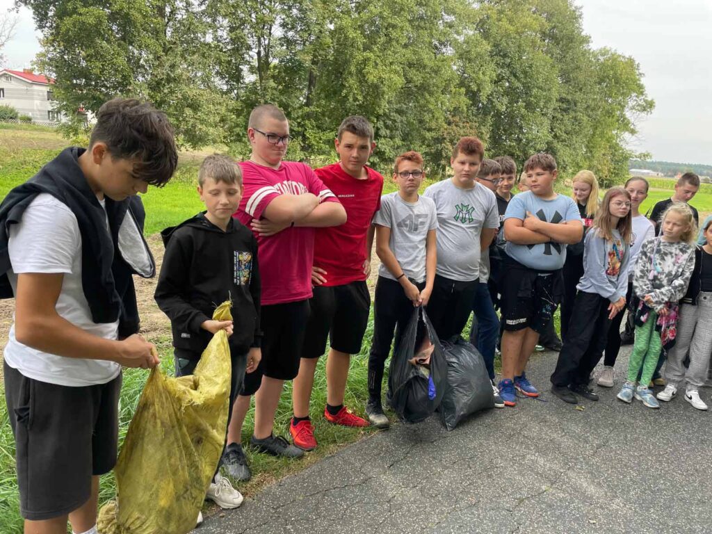 Akcja ,,Sprzątanie świata‘’ w Szkole Podstawowej w Biskupicach Zabarycznych