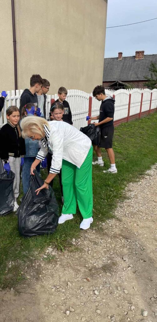 Akcja ,,Sprzątanie świata‘’ w Szkole Podstawowej w Biskupicach Zabarycznych