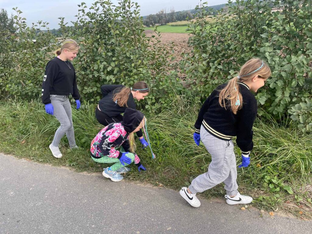 Akcja ,,Sprzątanie świata‘’ w Szkole Podstawowej w Biskupicach Zabarycznych