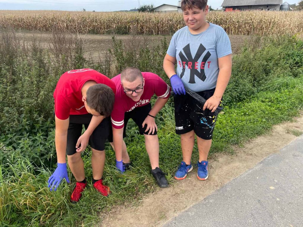 Akcja ,,Sprzątanie świata‘’ w Szkole Podstawowej w Biskupicach Zabarycznych