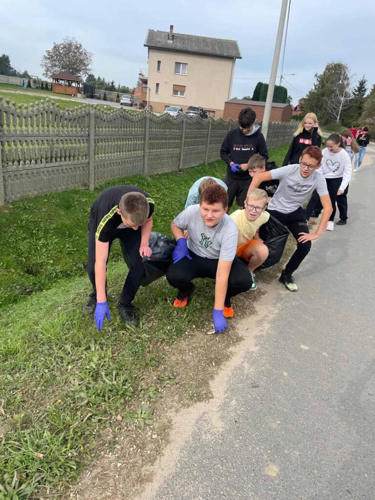 Akcja ,,Sprzątanie świata‘’ w Szkole Podstawowej w Biskupicach Zabarycznych