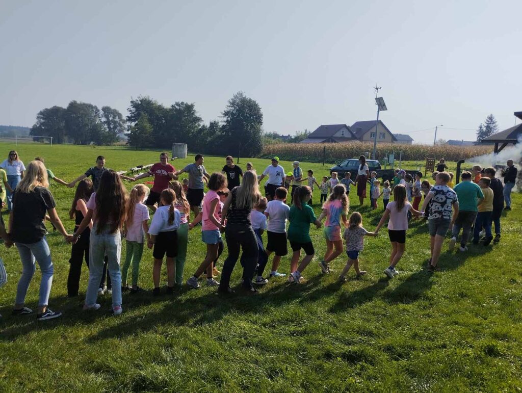 18 września w naszej szkole pożegnaliśmy lato w wyjątkowy sposób w formie pikniku i radośnie przywitaliśmy nadchodzącą jesień.